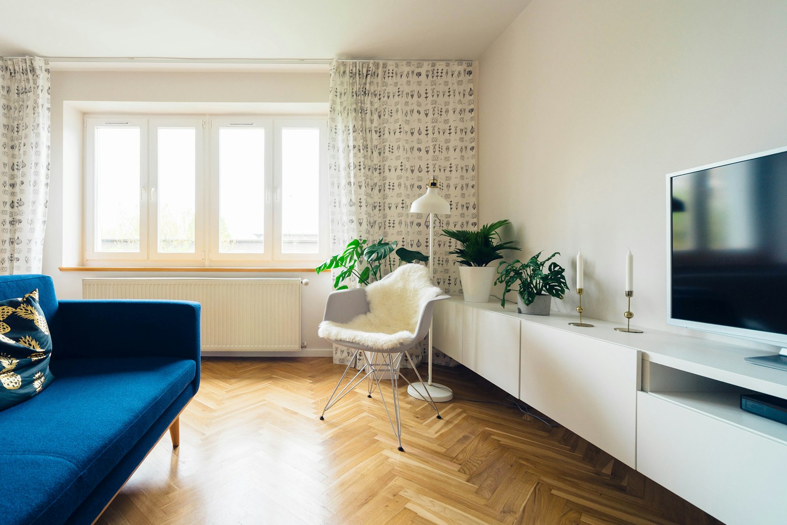 A lounge in the evening lit by a single warm arc lamp